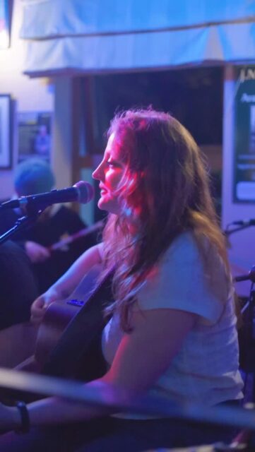 One more throwback from Tedfest in @joewattys with @groev_music playing 'Rein Me In' a few weeks back ♥️🎶 I honestly had the best time playing this song and if we get a chance, you’ll get the full version next time 💃🏼

I say it’s time to get @groev_music over to Germany 🇩🇪

thank you to @eanna_jpg for the video 📹🙏🏻

#reinmein #samfender #oliviadean #inishmore #aranislands