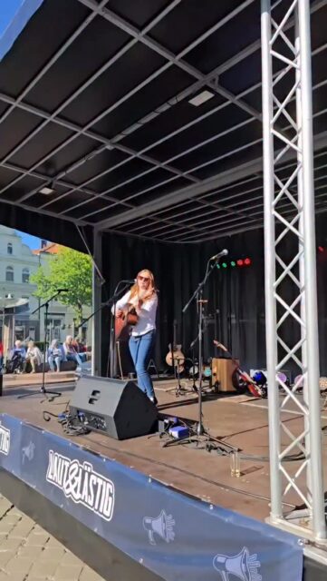 It was so lovely to play outside in the sun last weekend ☀️ Danke @kamener_maibaum für den schönen Tag! 🎶

#livemusic #openair #singersongwriter #originalsong #kamen