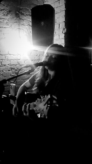 a lot of light and a bit of 'Home is where the heart is' from @lowinerei 🫶🏻
Was für ein schöner Abend! ♥️🎶
#originalsong #singersongwriter #livemusic #lowinerei #muenster