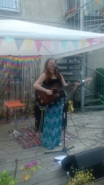 I guess a bubble machine and playing some Olivia Dean comes close to a perfect Saturday 🫧🎶
Danke and die Orga von der Papenburger Straße und das @hansafest.ms für den schönen Abend ☀️
#hansafest #muenster #oliviadean #manineed #live